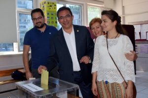 CHP Genel Başkan Yardımcısı Budak, ailesiyle oy kullandı