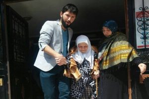100 yaşında sandık başına gitti