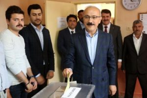 Kalkınma Bakanı Elvan k&ouml;y okulunda oy kullandı