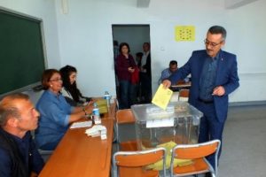 Se&ccedil;men oyunu kullanıp sahile akın etti