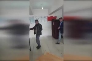 Referandumda muhtar kullanan oyları tek tek kontrol etti ve d&ouml;rt oy birden kullandırttı iddiası