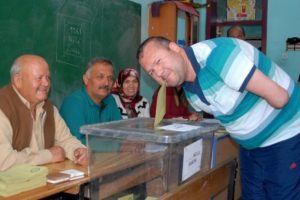 Kolları olmayan engelli ağzıyla oy attı