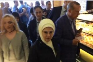 Cumhurbaşkanı Erdoğan oy kullandıktan sonra ev yapımı &ccedil;ikolata aldı