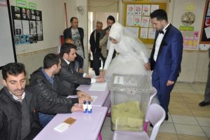 Bursa'da gelin ve damat sandık başında