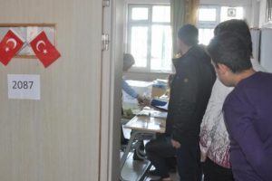 Kullandığı oyun fotoğrafını &ccedil;ekti, polise kafa attı