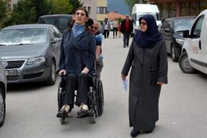 D&uuml;nyanın en uzun kızı oyunu kullandı