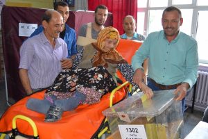 114 yaşındaki Ayşe Nine oyunu kullandı