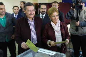 Melih G&ouml;k&ccedil;ek referandum i&ccedil;in oyunu kullandı