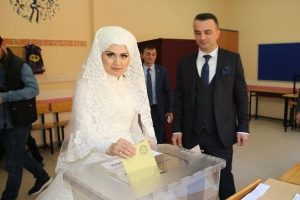 Yeni evlenen &ccedil;ift nikahtan sonra oy kullanmaya gitti