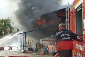 Kocaeli'de yıldırım d&uuml;şen iş yeri alev alev yandı