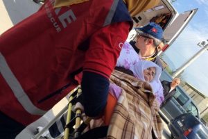 Bakan &Ouml;zl&uuml;'n&uuml;n annesi ambulansla oy kullanmaya gitti