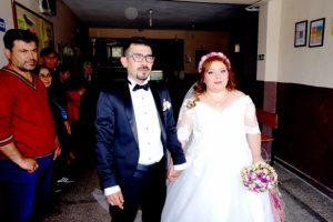 Gelinlik ve damatlıklarıyla oy kullandılar