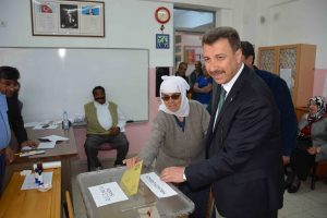 Muğlalı vekil 90 yaşındaki annesiyle oy kullandı