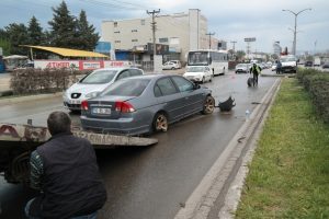 Bursa'da otomobilin &ccedil;arptığı elektrik direği yayaların &uuml;zerine devrildi