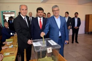 Başbakan Yardımcısının sandığından 'Evet' &ccedil;ıktı