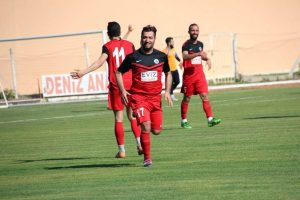 Futbolculara kızdı, oyuna girip hatrick yaptı