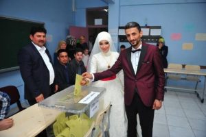 Bursa'da nikah t&ouml;reninden &ouml;nce oylarını kullandılar