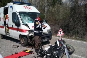 Ambulans kaza yaptı: 1 &ouml;l&uuml;, 1 yaralı