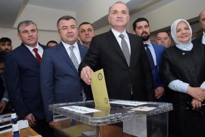 Bakan &Ouml;zl&uuml;'n&uuml;n oy kullandığı sandıktan 'Evet' &ccedil;ıktı
