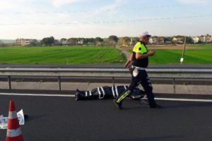 Motosiklet yayaya &ccedil;arptı: 2 &ouml;l&uuml;