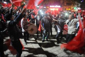 Bursa'da Ak Parti İl Başkanlığı &ouml;n&uuml;nde davullu zurnalı kutlama