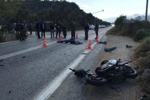 Otomobille &ccedil;arpışan motosikletin s&uuml;r&uuml;c&uuml;s&uuml; &ouml;ld&uuml;