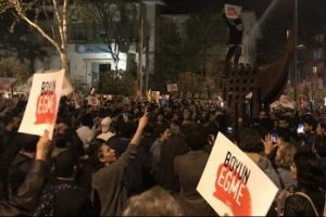 YSK protestosu! Tencere tava sesleri y&uuml;kseldi, se&ccedil;menler sokaklarda...