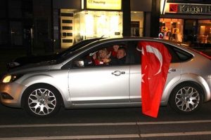 Almanya'da referandum konvoyuna polis engeli