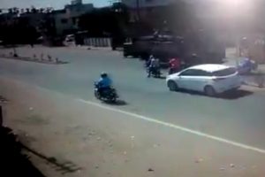 Kamyon motosikleti ezdi: 2 &ouml;l&uuml;