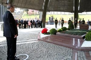Erdoğan, Turgut &Ouml;zal'ın kabrini ziyaret etti
