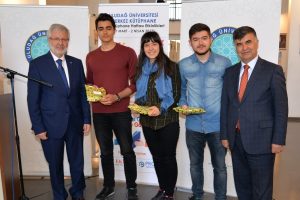 Bursa'da &ouml;ğrenciler Nusret'i k&uuml;t&uuml;phaneye soktu