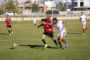 Kadın futbolcunun bacağı iki yerden kırıldı