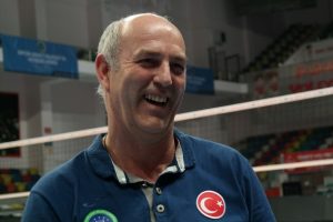 Bursa&nbsp;B&uuml;y&uuml;kşehir Belediyespor'un antren&ouml;r&uuml;, 8 dil biliyor oyuncularını T&uuml;rk&ccedil;e uyarıyor