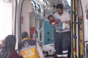 &Uuml;zerlerine kaynar su d&ouml;k&uuml;len kardeşler hastanelik oldu