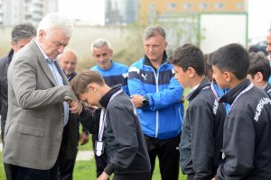 Bursasporlu futbolcular minik şampiyonları ağırladı