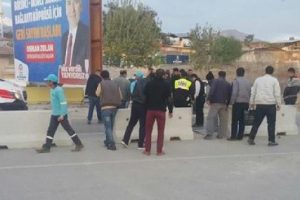 Bariyerlere &ccedil;arpan motosikletli &ouml;ld&uuml;