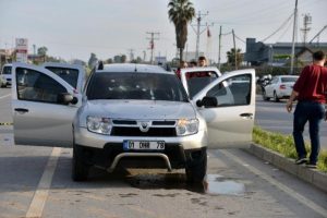 Otomobili taradılar: 1 &ouml;l&uuml;, 2 yaralı