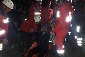 Bursa'da y&uuml;r&uuml;y&uuml;ş yaparken suya d&uuml;şt&uuml;, 2 saatlik operasyonla kurtarıldı