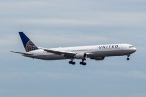 United Airlanes bu kez evlilik hazırlığı yapan &ccedil;ifti u&ccedil;aktan indirdi