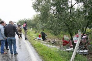 Bursa'da TIR ile &ccedil;arpışan kamyonette can pazarı: 2 &ouml;l&uuml;, 5 yaralı