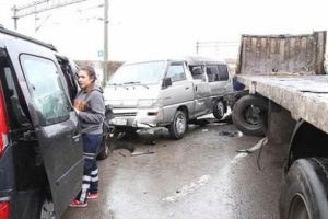 TIR, D-100 karayolunu birbirine kattı: 4 yaralı
