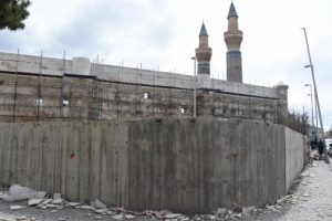 Tarihi G&ouml;kmedrese'nin ihata duvarları yıkılıyor