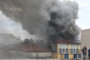Kendi bacasını temizlerken komşusunun evini yaktı