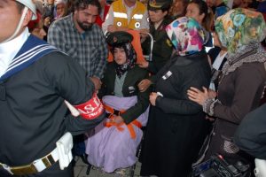 Şehit eşini &uuml;niformasıyla uğurladı