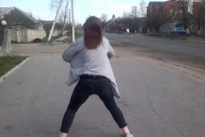 Gen&ccedil; kızın 'twerk' dansı, trafik kazasına neden oldu