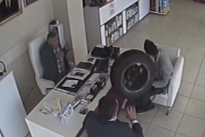 Adana'da fırlayan tekerlek eczanede oturanlara &ccedil;arptı