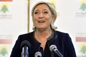 ABD'li şarkıcı Cher, Marine Le Pen'i uyardı