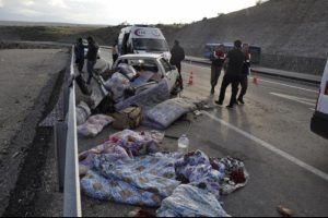 Otomobil kamyonete &ccedil;arptı: 8 yaralı