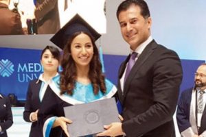 KKTC Başbakanı'nın kızının diploma t&ouml;reni tartışma yarattı