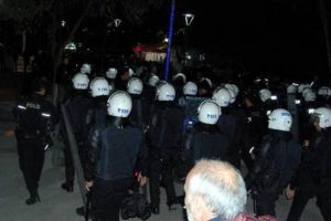 YSK protestosuna m&uuml;dahale: 10 g&ouml;zaltı